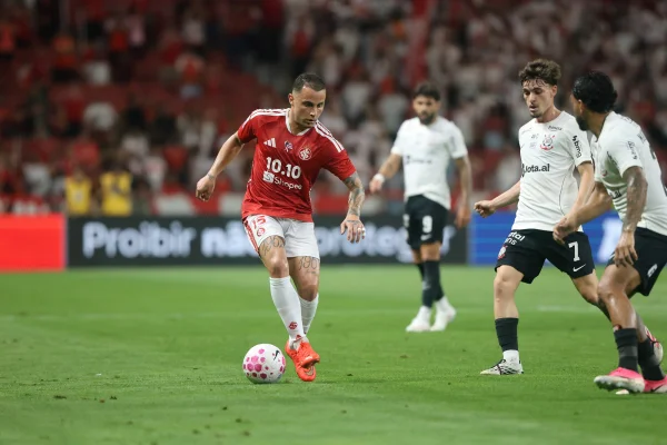 Internacional vence e impõe 7º revés seguido do Corinthians no Brasileirão - destaque galeria Internacional vence e impõe 7º revés seguido do Corinthians no Brasileirão - destaque galeria