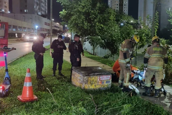 Bombeiros e PMs fazem socorro de jovem esfaqueado em Águas Claras - Metrópoles