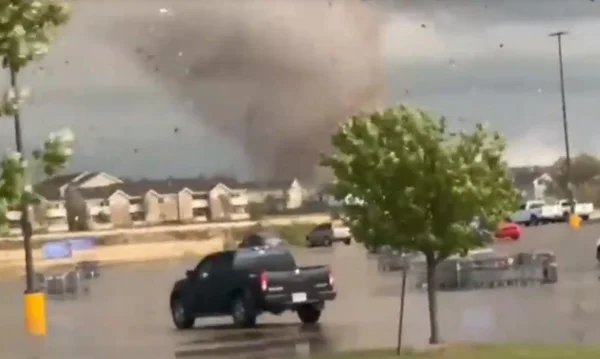 Tornado filmado destruindo cidade do Kansas, no EUA