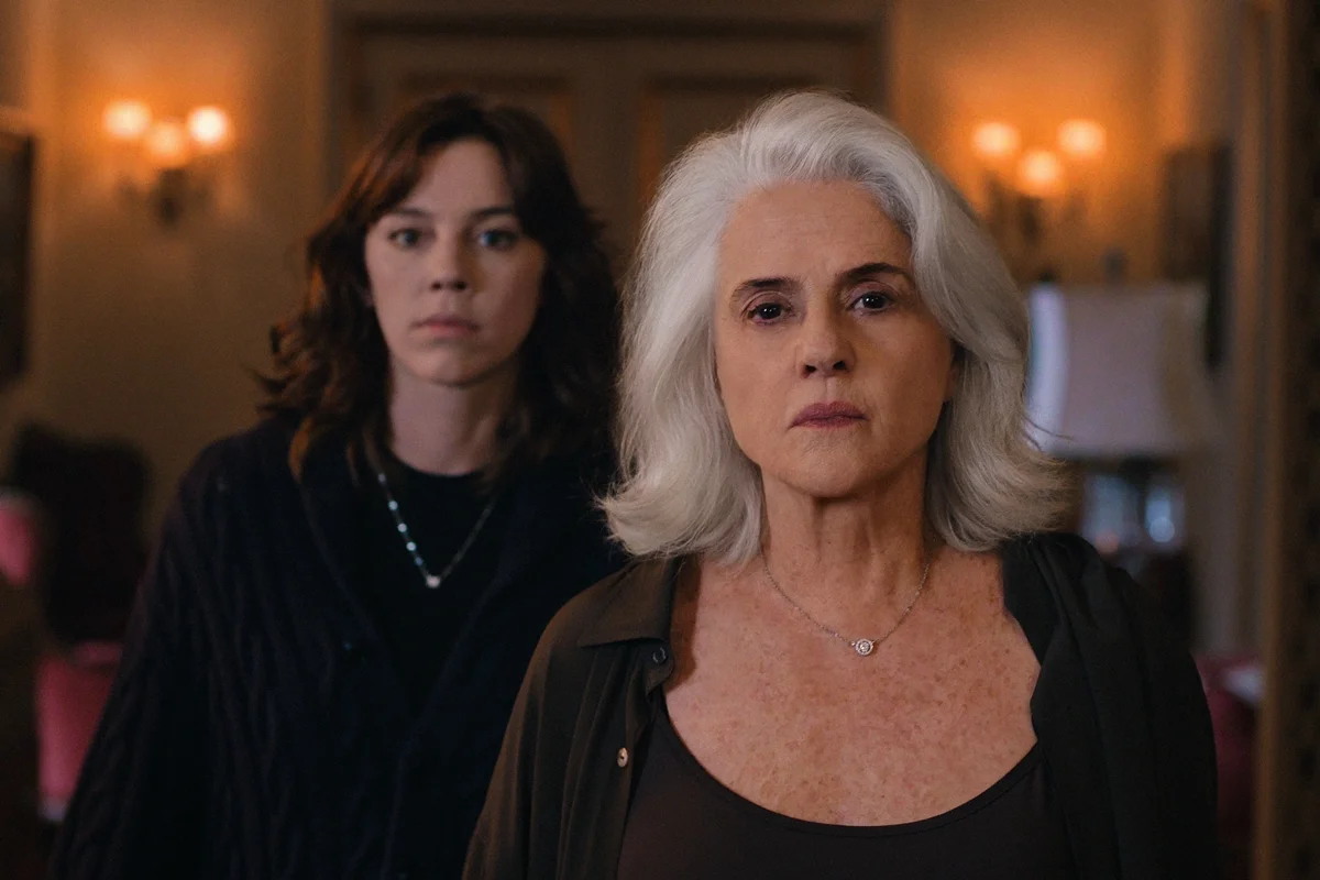 Alice Wegmann como Maira e Marieta Severo como Lucia na série Dom de Iludir, da Netflix Alice Wegmann como Maira e Marieta Severo como Lucia na série Dom de Iludir, da Netflix