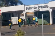 Apoiadores em frente ao condomínio de Bolsonaro