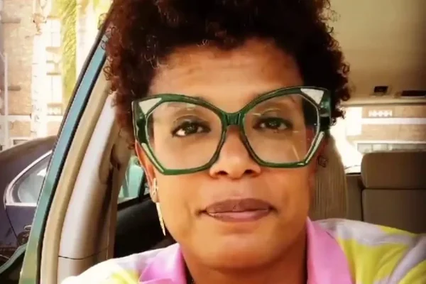 Atriz rebate gordofobia após ataque na web envolvendo política