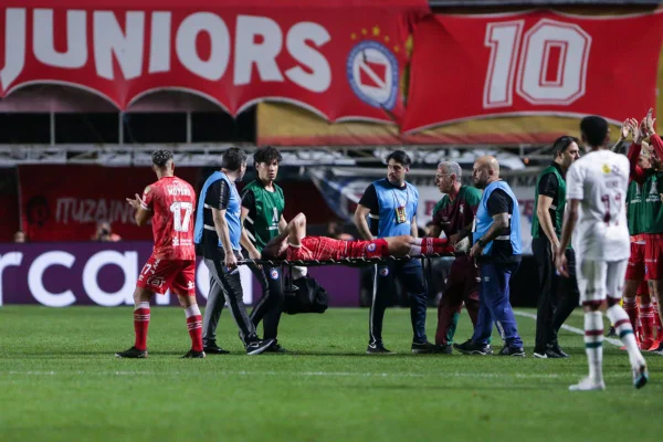 Imagem colorida do jogador sendo atendido pela equipe médica em campo - Metrópoles