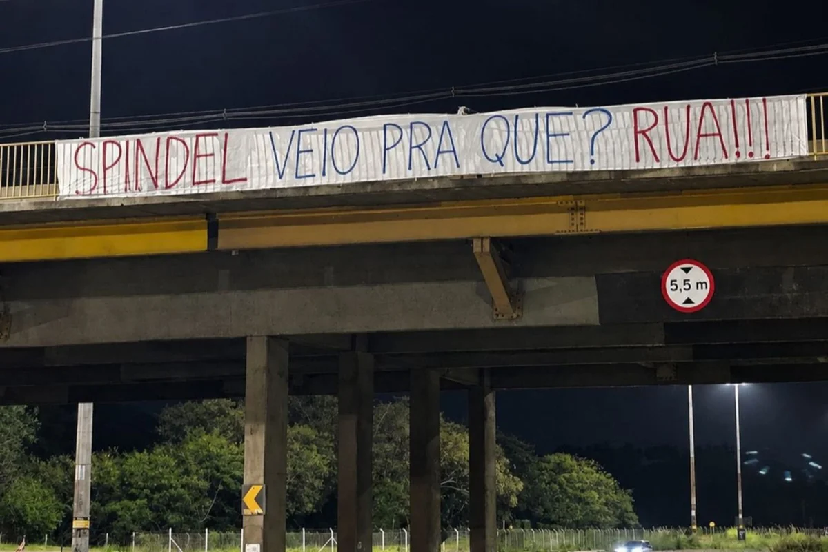 Torcida do Cruzeiro faz protesto no Mineirão após eliminação em clássico - imagem 1 Torcida do Cruzeiro faz protesto no Mineirão após eliminação em clássico - imagem 1