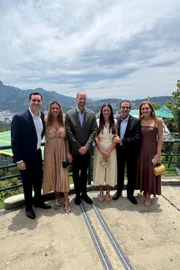 Vice-prefeito do Rio, Eduardo Cavaliere; Victoria Henriques; príncipe William; prefeito do Rio de Janeiro, Eduardo Paes; Isabela Paes; e a primeira-dama do RJ, Cristine Paes Vice-prefeito do Rio, Eduardo Cavaliere; Victoria Henriques; príncipe William; prefeito do Rio de Janeiro, Eduardo Paes; Isabela Paes; e a primeira-dama do RJ, Cristine Paes
