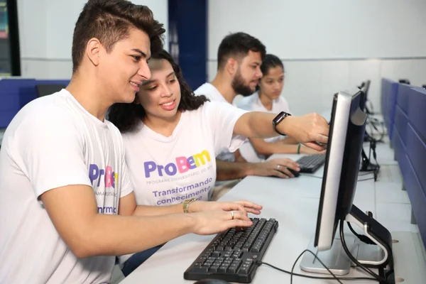 Fotografia colorida mostrando quatro universitários estudando em sala-Metrópoles