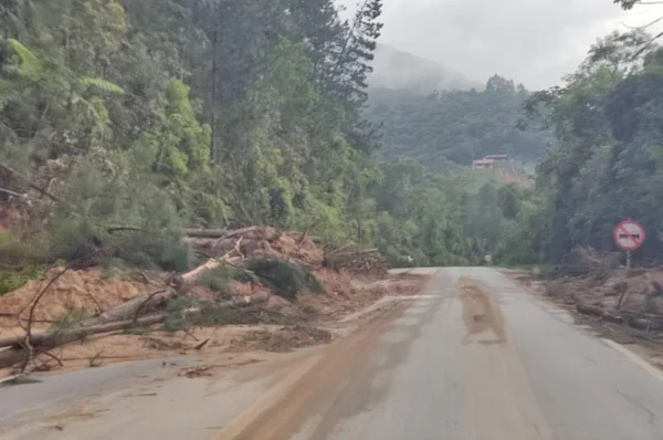 imagem de rodovia bloqueada em santa catarina