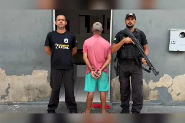 Imagem colorida mostra o momento da prisão - Metrópoles