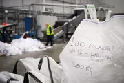 Um saco contendo 200 kg de poliéster Um saco contendo 200 kg de poliéster