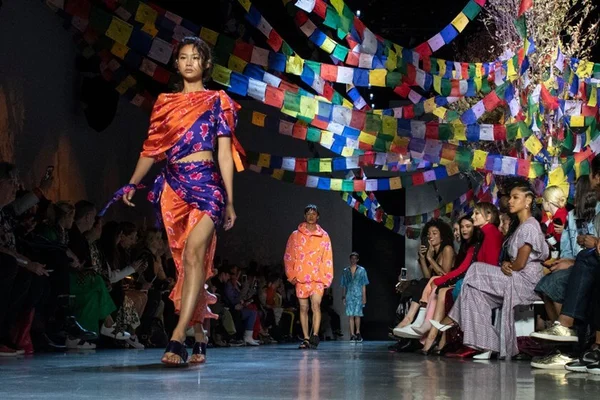 Prabal Gurung une culturas em coleção colorida no NYFW 2018