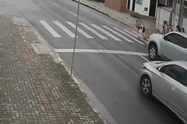 Imagem colorida, criança andando em faixa de pedestre - Metrópoles