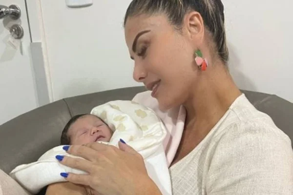 Esposa de Leonardo mostra primeira viagem de jatinho de Maria Alice