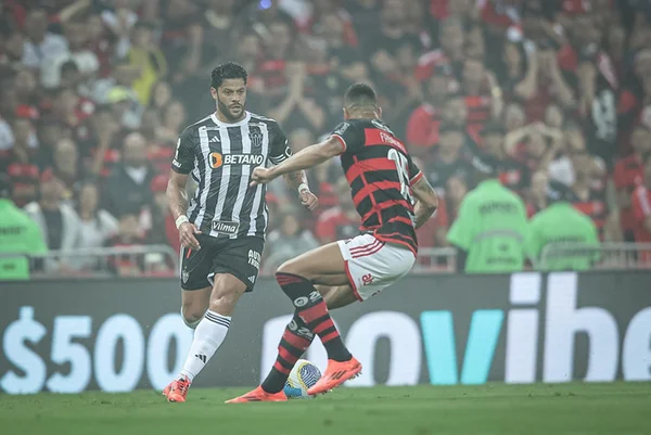 Imagem colorida do jogo entre Flamengo e Atlético-MG - Metrópoles