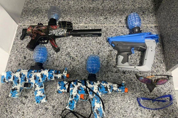 Polícia Militar detém 18 pessoas e apreende 10 armas falsas que disparam bolas em gel após "brincadeira" que resultou em briga em São Paulo - Metrópoles