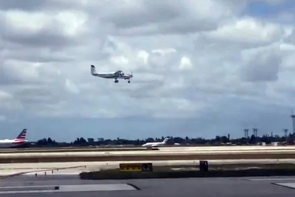 Passageiro pousa avião