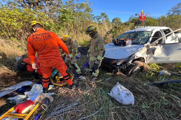Caminhonete cai em ribanceira e deixa um ferido na DF-280