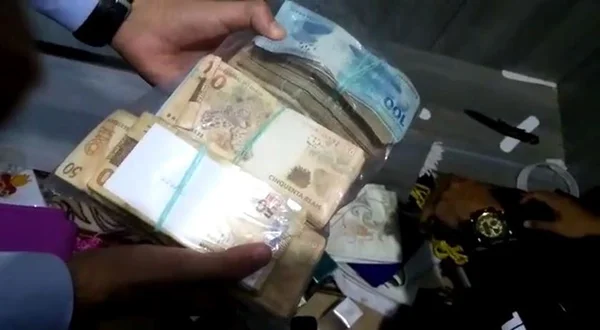 MP acha R$ 70 mil em fundo falso na casa de monsenhor no Entorno do DF