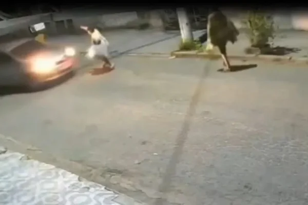 Foto colorida de um assalto a carro em São Gonçalo, Rio de Janeiro, no qual o motorista atropelou o assaltante
