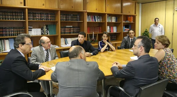 Deputados distritais protocolam representação contra Rollemberg
