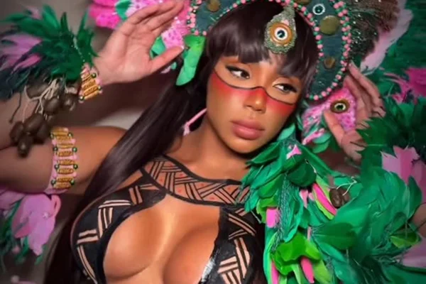 Rainha de Bateria da Mangueira, Evelyn Basttos fala sobre polêmica com app de ingressos: "Burburinho" - Metrópoles