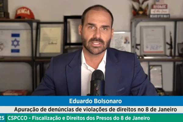 Imagem colorida do deputado Eduardo Bolsonaro participando de sessão da Câmara - Metrópoles