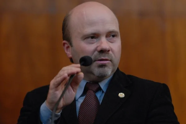 Deputado usa imunidade parlamentar e traz canabidiol do Uruguai