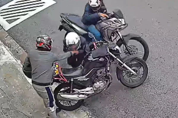 Os assaltantes já haviam praticado outro roubo semelhante no último sábado (21/2). Um motorista foi rendido e também teve a aliança roubada - Metrópoles