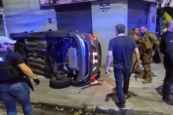 Imagem colorida de carro capotado