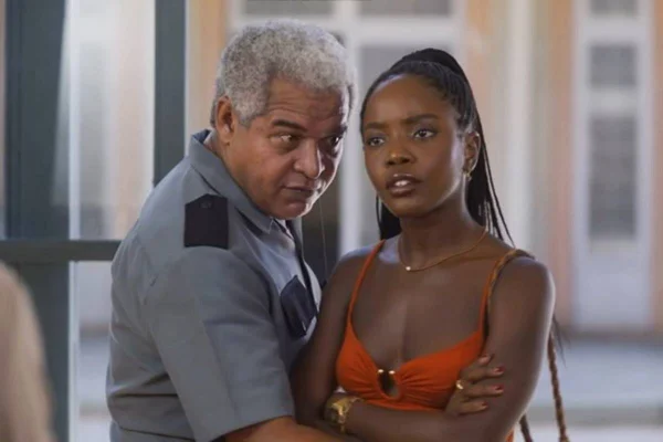 foto colorida de homem negro de meia idade falando com mulher jovem negra - metrópoles