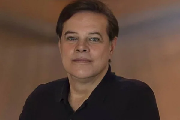 foto colorida de um homem usando blusa preta
