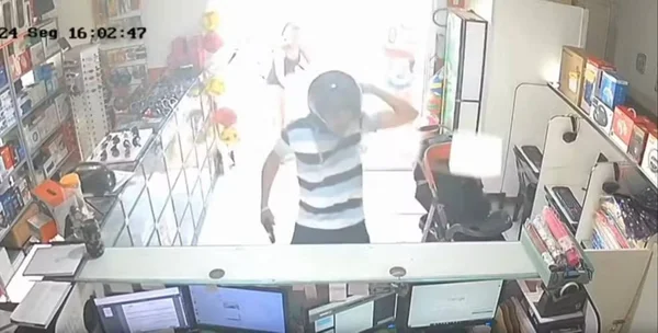 imagem colorida homem invade loja e atira contra a ex em mg - Metrópoles