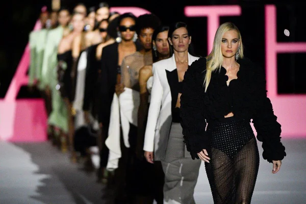 Carol Trentini em fila de modelos na passarela da marca Charth - Metrópoles
