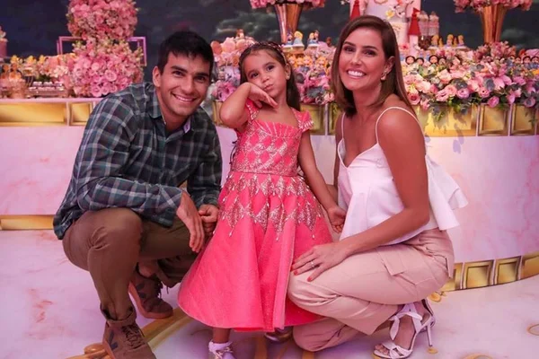 Com festão, Deborah Secco comemora 4 anos de Maria Flor