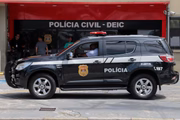 Viatura estacionada em frente à sede do Deic
