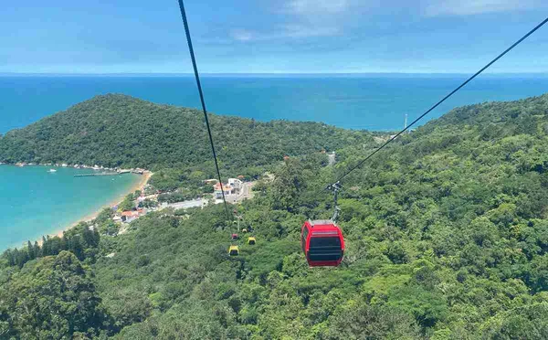 Foto colorida de bondinhos no Parque Unipraias