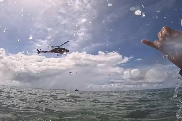 Imagem mostra o momento em que um mergulhador gravou o helicoptero que o buscava - Metrópoles