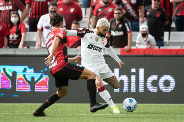 Em reencontro quente, Athletico-PR arranca empate com Flamengo