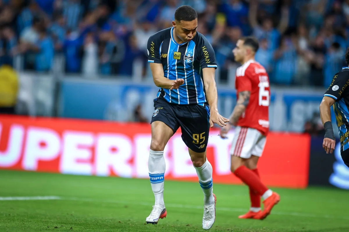 Carlos Vinícius comemora gol pelo Grêmio Carlos Vinícius comemora gol pelo Grêmio