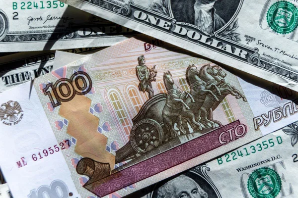 Imagem de notas de dólar - Metrópoles