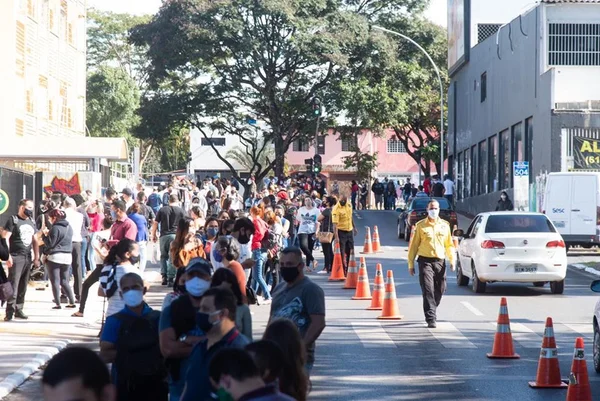 Com reabertura de shoppings, comerciários formam fila gigante por testes