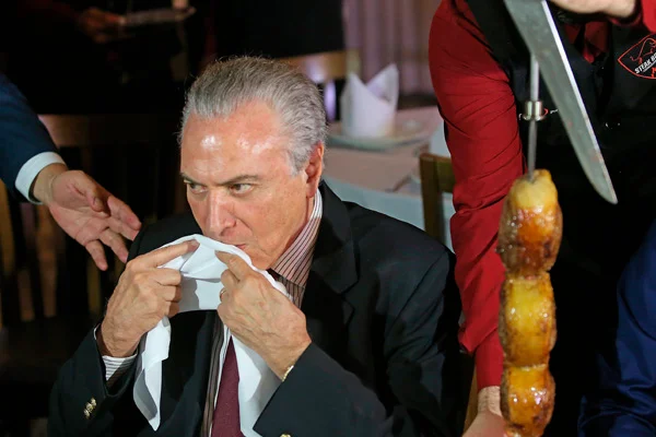 Da reunião à churrascaria. Temer leva embaixadores para comer carne