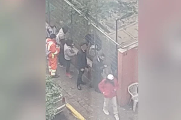 Foto colorida de fila para compra de drogas, em área nobre de São Paulo.