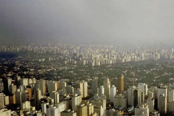 Imagem colorida da vista aérea de São Paulo, com poluição