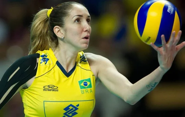 Jogadora Thaisa mudou planos e escapou de atentado em boate na Turquia