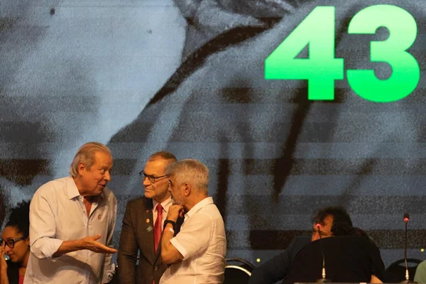 Dirceu tem destaque entre grandes nomes do PT em palco do aniversário
