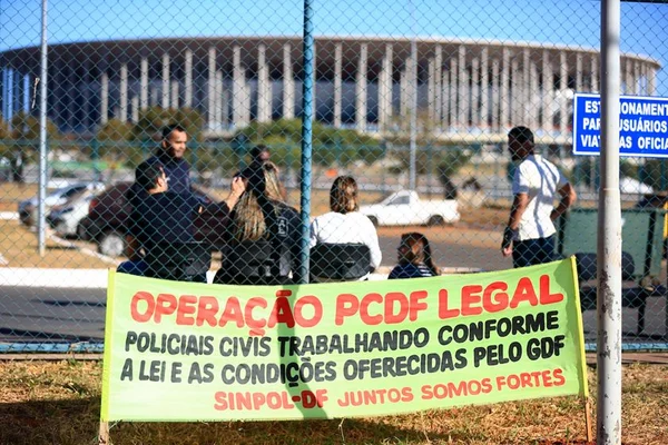 Policiais civis fazem assembleia com indicativo de greve