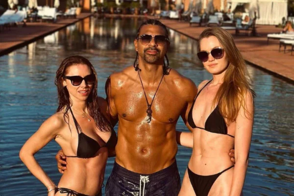 Ex-campeão mundial de boxe afirma viver trisal com modelo e cantora