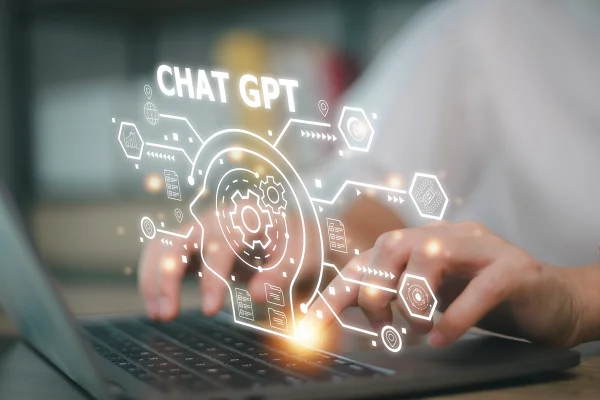 Mãos digitam em computador com ilustração de chatgpt - Metrópoles