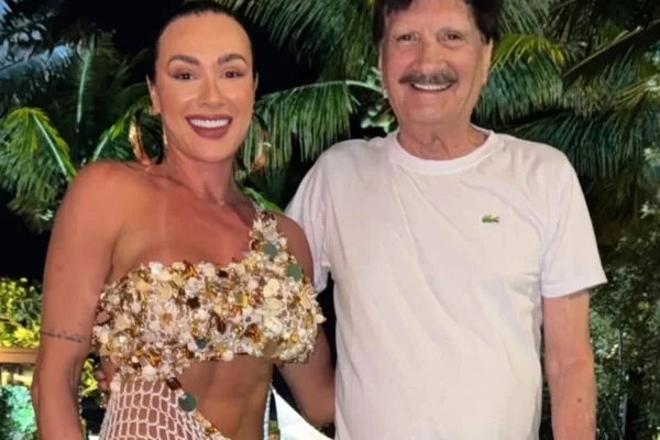 Foto colorida de juju salimeni com o pai