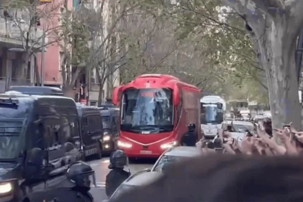 Ônibus do Atlético de Madrid em chegada ao Estádio Camp Nou